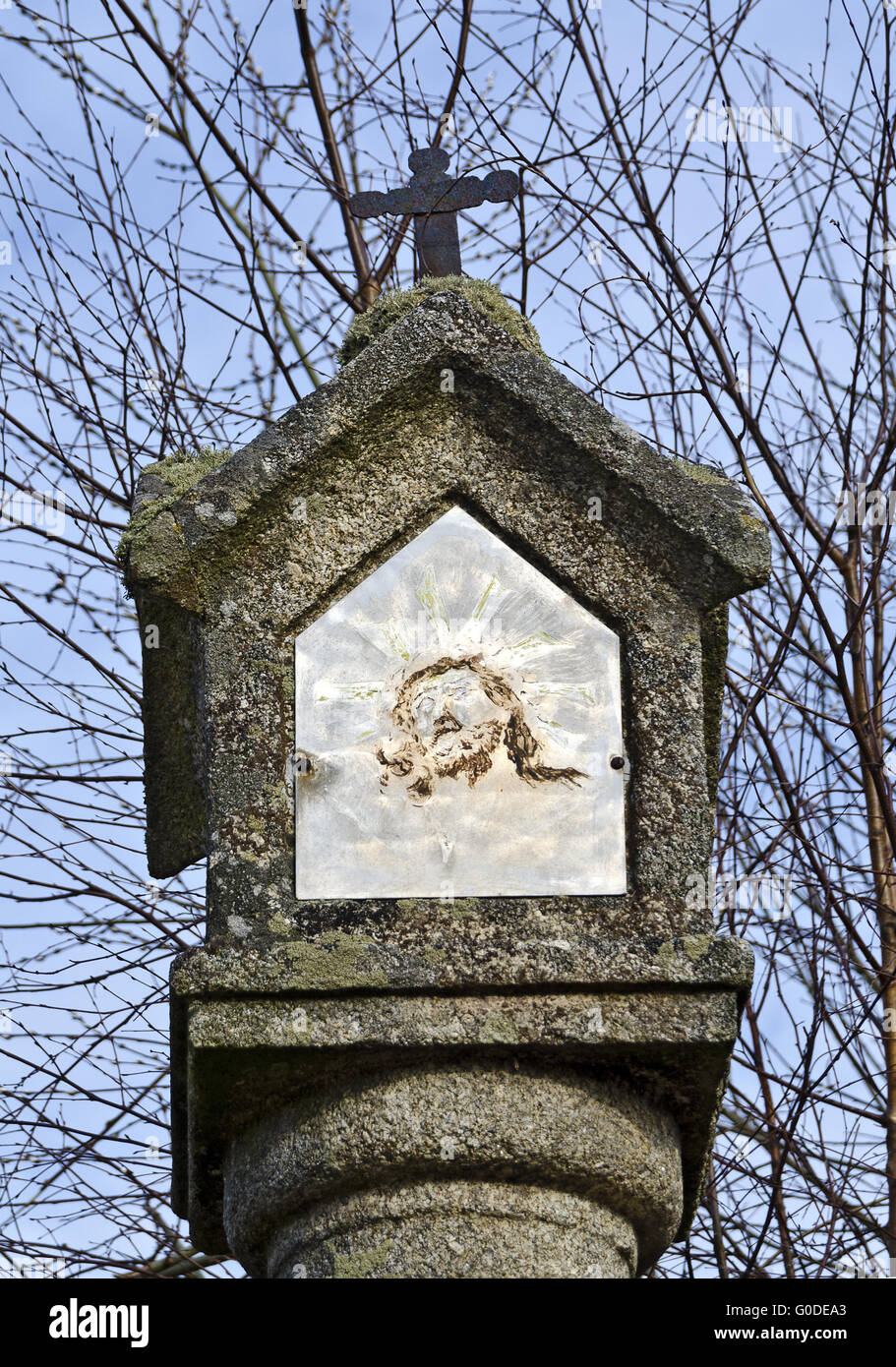 Edicola croce di pietra ricoperta da muschi e licheni Foto Stock