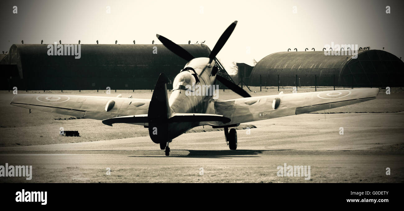 Battle of Britain Memorial Flight (BBMF) sulla pista di RAF Coningsby, Lincolnshire UK Foto Stock