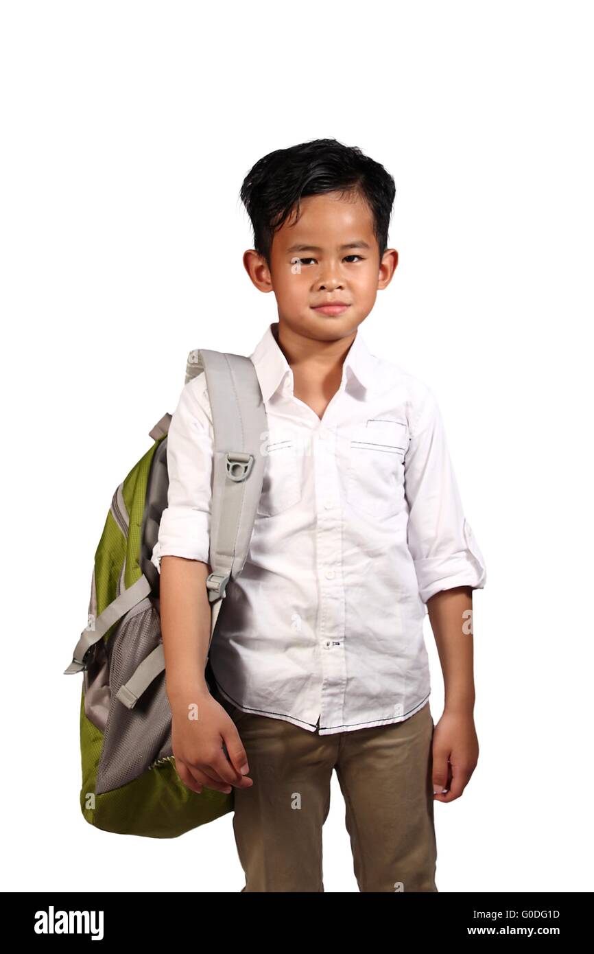 Felice studente asiatico ragazzo con una camicia bianca e uno zaino isolato su bianco Foto Stock