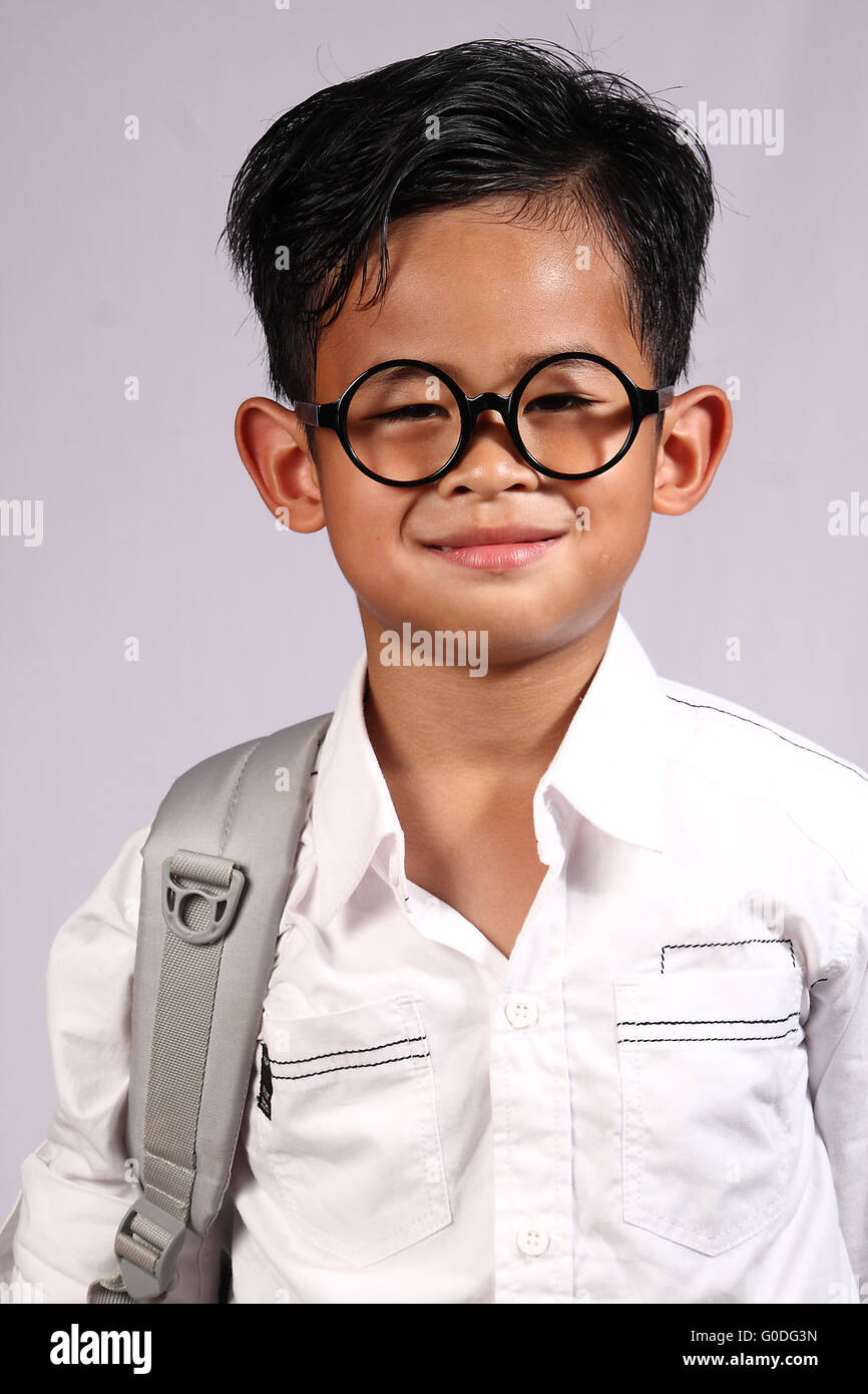 Felice studente asiatico ragazzo indossa occhiali con un grande sorriso sul suo volto Foto Stock