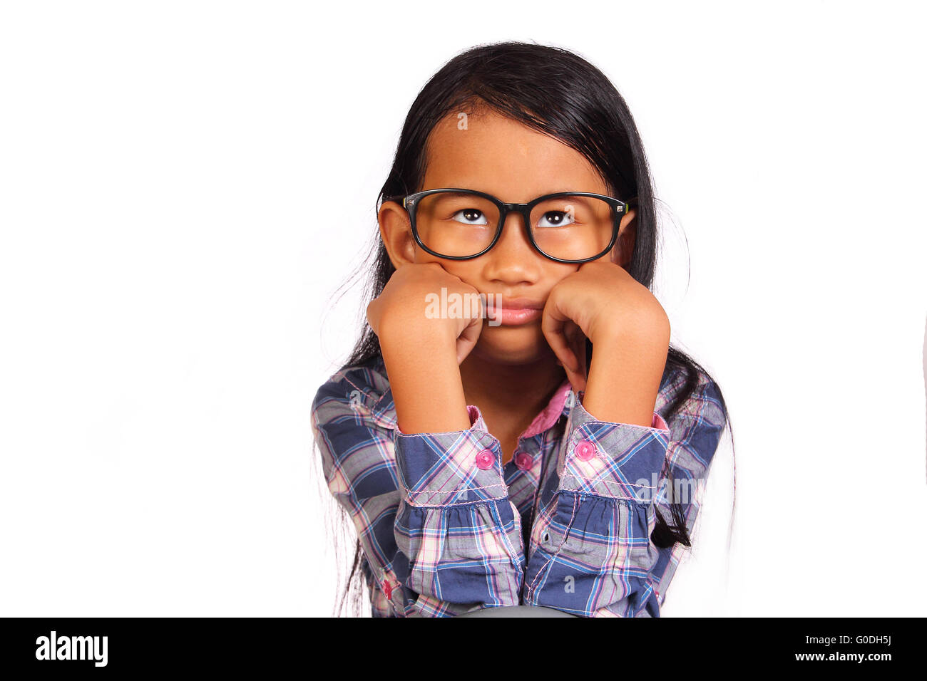 Bambina con gli occhiali che mostra annoiato gesto isolato su bianco Foto Stock
