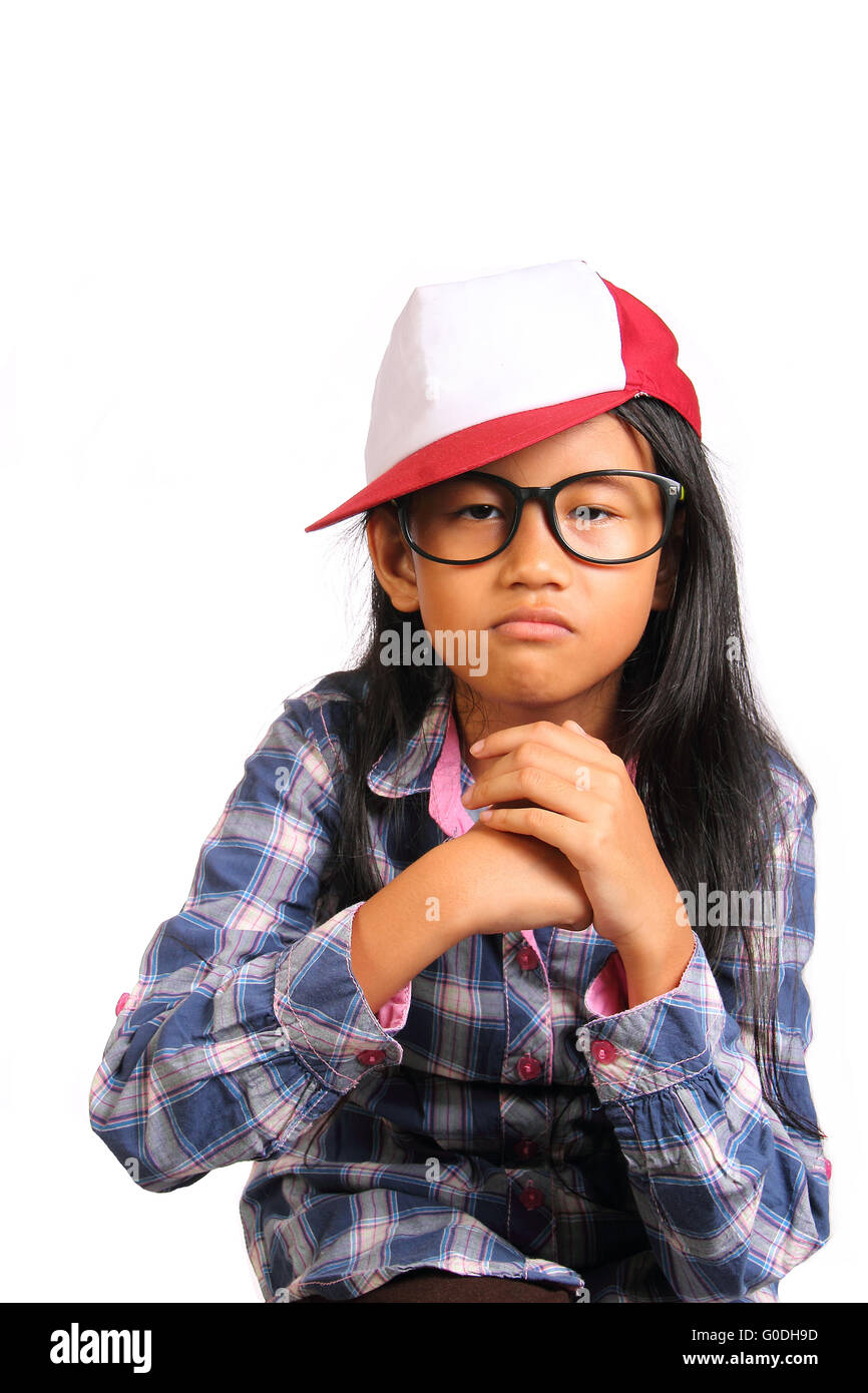 Duro arrabbiato bambina con gli occhiali e hat punzonatura di suo pugno nel suo palm isolato su bianco Foto Stock