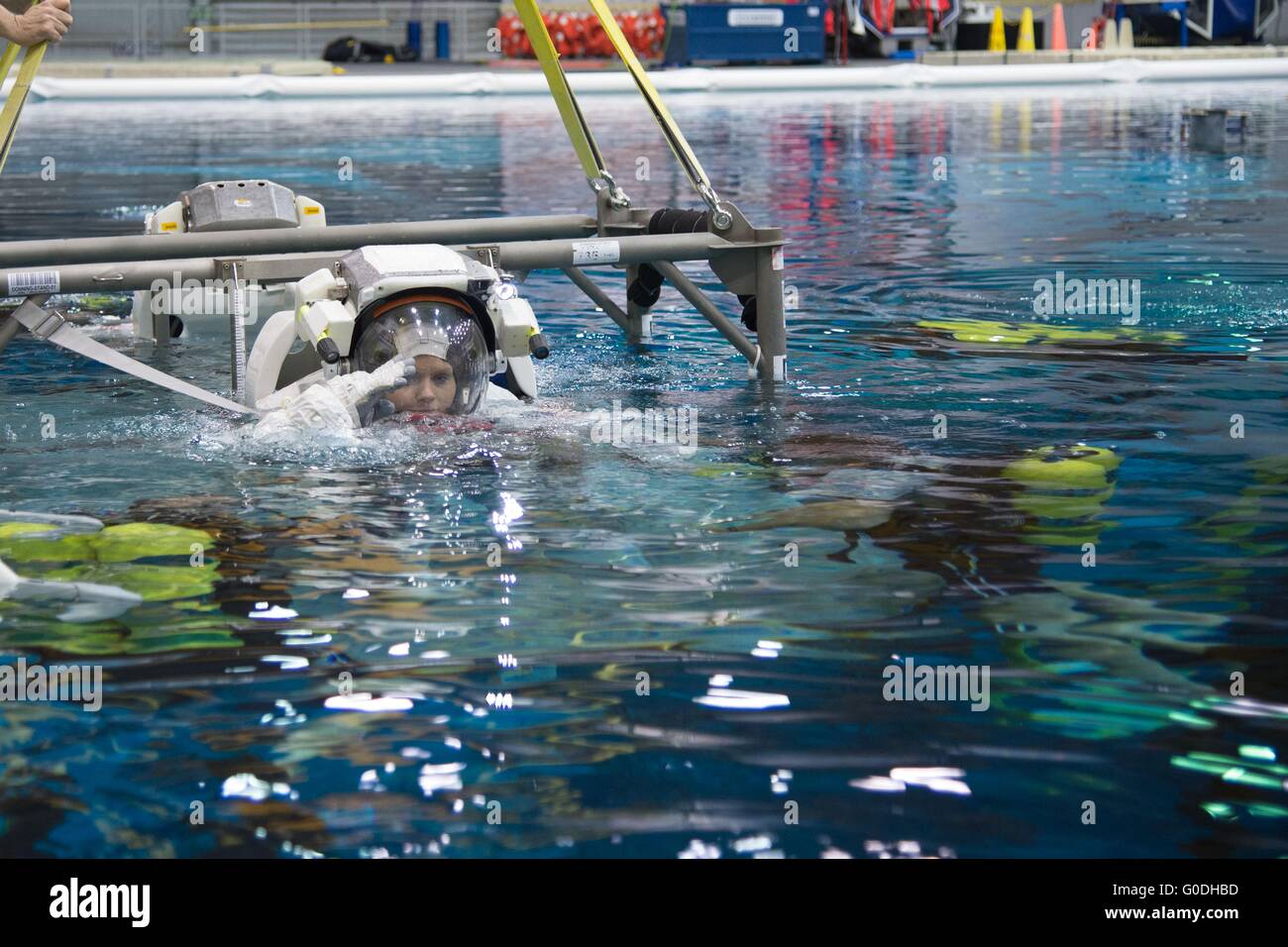L'astronauta della NASA Anne McClain nella sua Extravehicular Mobility Unit tuta spaziale scende nella piscina durante ISS EVA formazione presso la galleggiabilità neutra Laboratorio Johnson Space Center Gennaio 12, 2015 a Houston, Texas. Foto Stock
