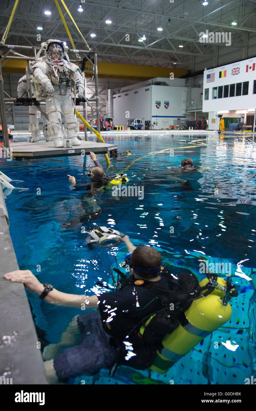 L'astronauta della NASA Anne McClain nella sua Extravehicular Mobility Unit tuta spaziale scende nella piscina durante ISS EVA formazione presso la galleggiabilità neutra Laboratorio Johnson Space Center Gennaio 12, 2015 a Houston, Texas. Foto Stock