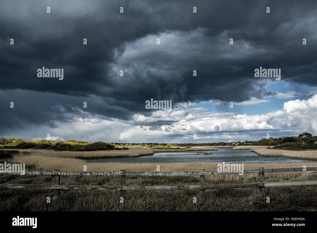 Cielo tempestoso a Titchfield Haven - alla testa di collina Foto Stock