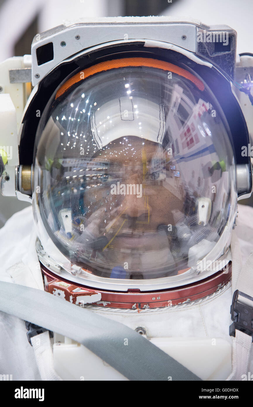 L'astronauta della NASA Victor Glover prima di discendere in piscina nel suo Extravehicular Mobility Unit tuta spaziale durante ISS EVA formazione presso la galleggiabilità neutra Laboratorio Johnson Space Center Ottobre 27, 2014 in Houston, Texas. Foto Stock