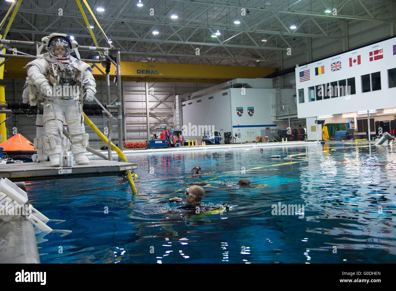 L'astronauta della NASA Anne McClain scende in piscina nel suo Extravehicular Mobility Unit tuta spaziale durante ISS EVA formazione presso la galleggiabilità neutra Laboratorio Johnson Space Center Gennaio 12, 2015 a Houston, Texas. Foto Stock