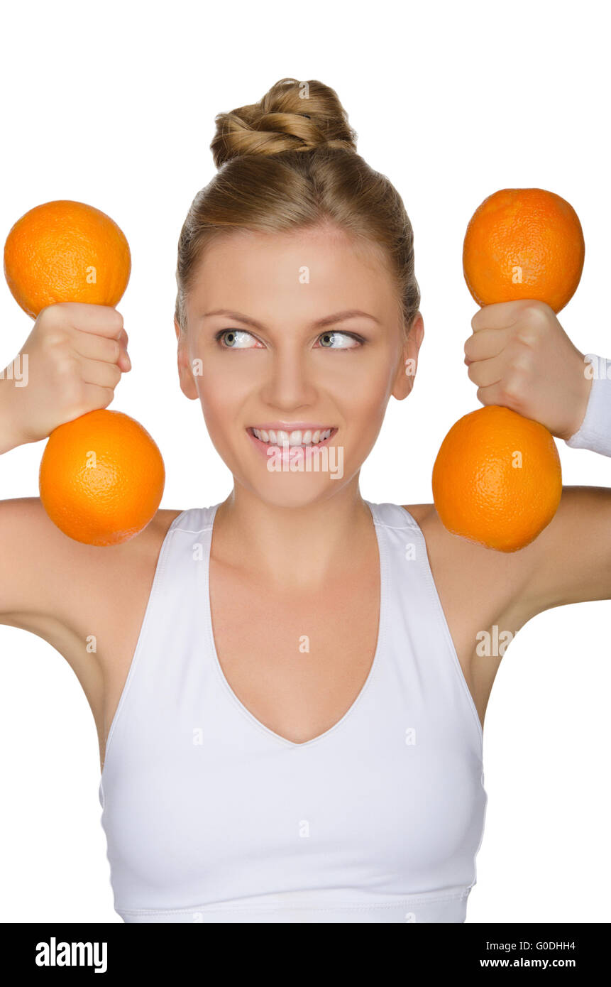 Donna con manubri da arance che guarda lontano Foto Stock
