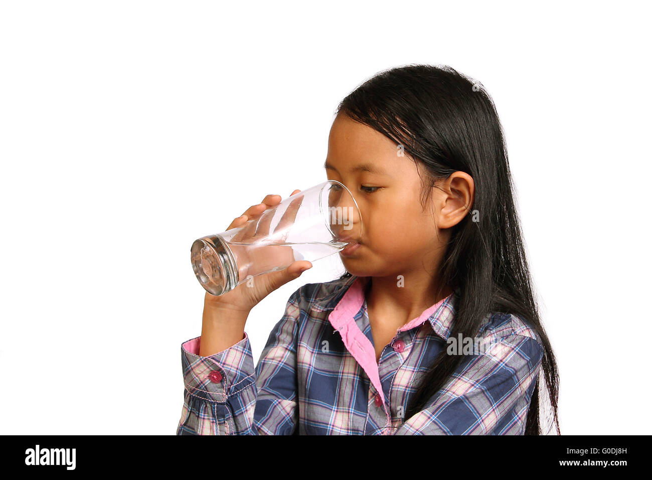 Bambina acqua potabile isolato su bianco Foto Stock