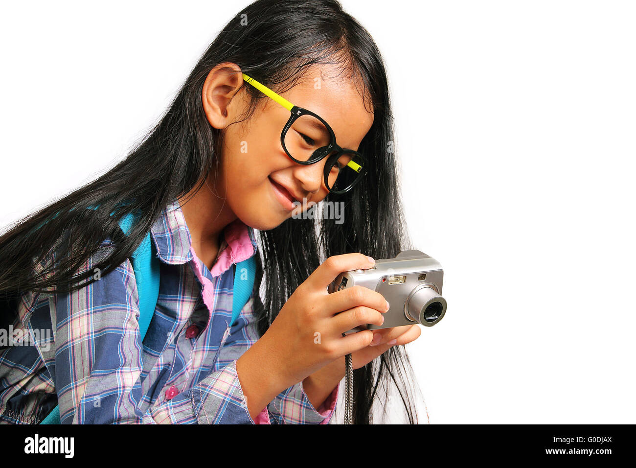 Poco ragazza sorridente mentre prendere foto con la sua fotocamera isolato su bianco Foto Stock