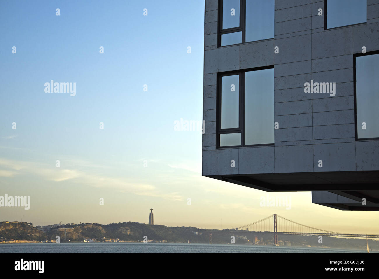 Architettura moderna presso il fiume Tago a Lisbona Foto Stock