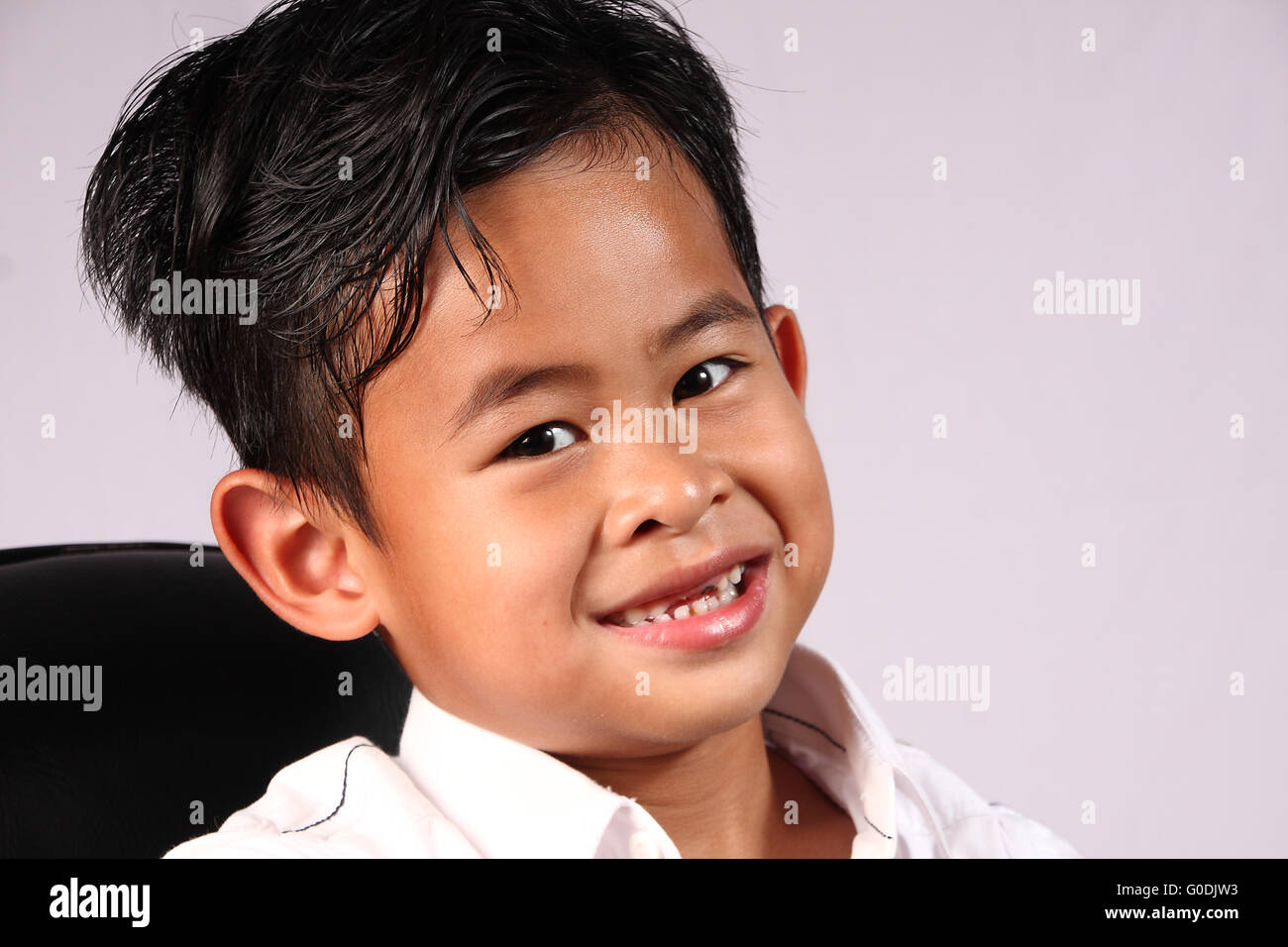 Ritratto di felice e sorridente ragazzo asiatico con denti cariati Foto Stock