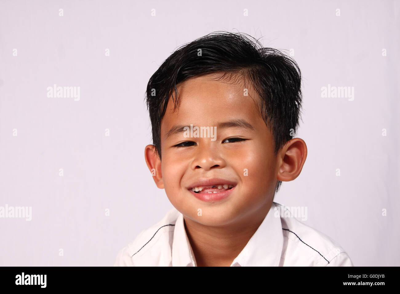Ritratto di felice e sorridente ragazzo asiatico con denti cariati Foto Stock