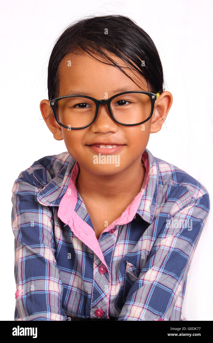 Carino bambina con gli occhiali sorridente isolato su bianco Foto Stock