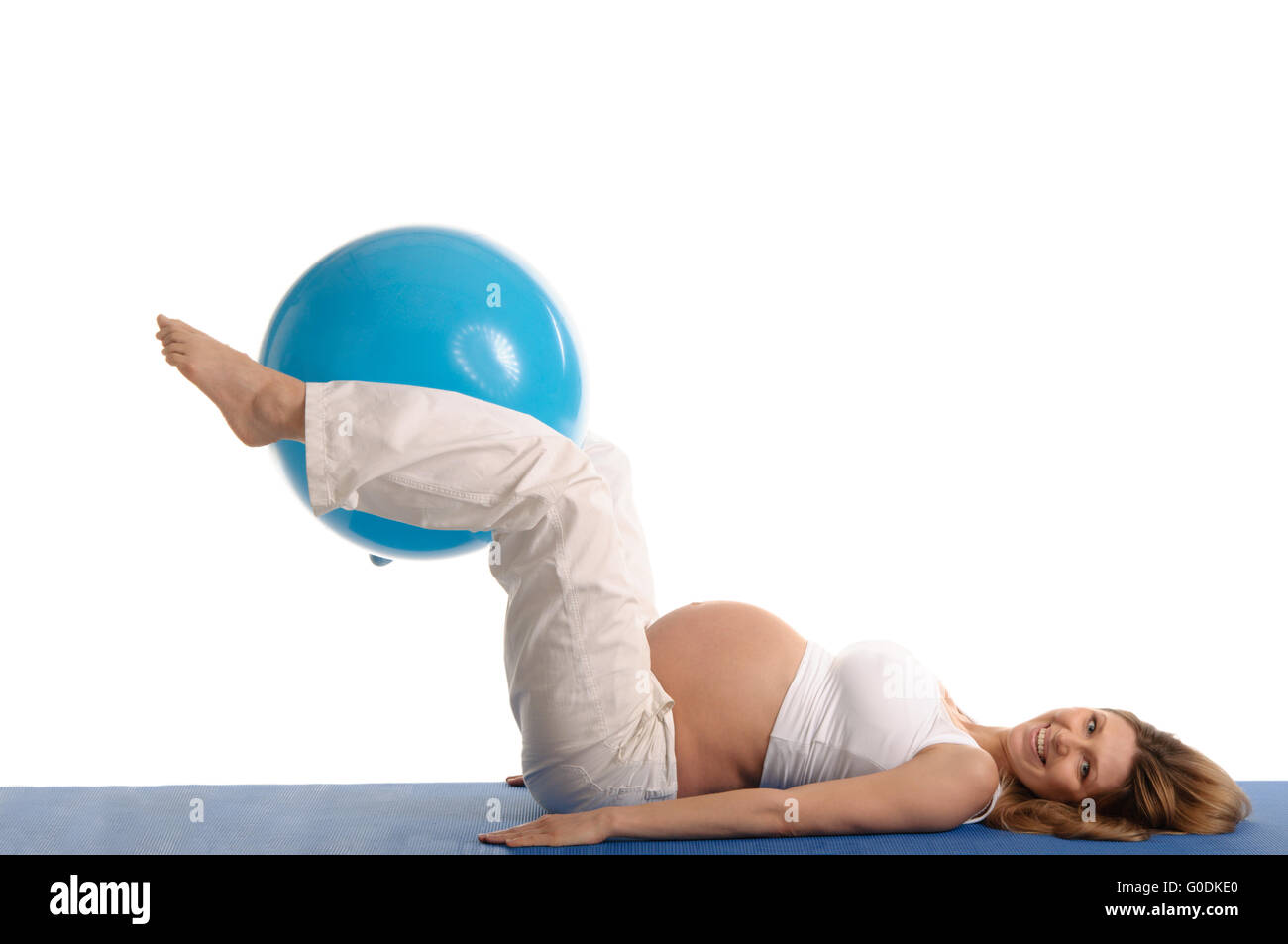 Donna incinta la pratica dello yoga con sfera blu Foto Stock