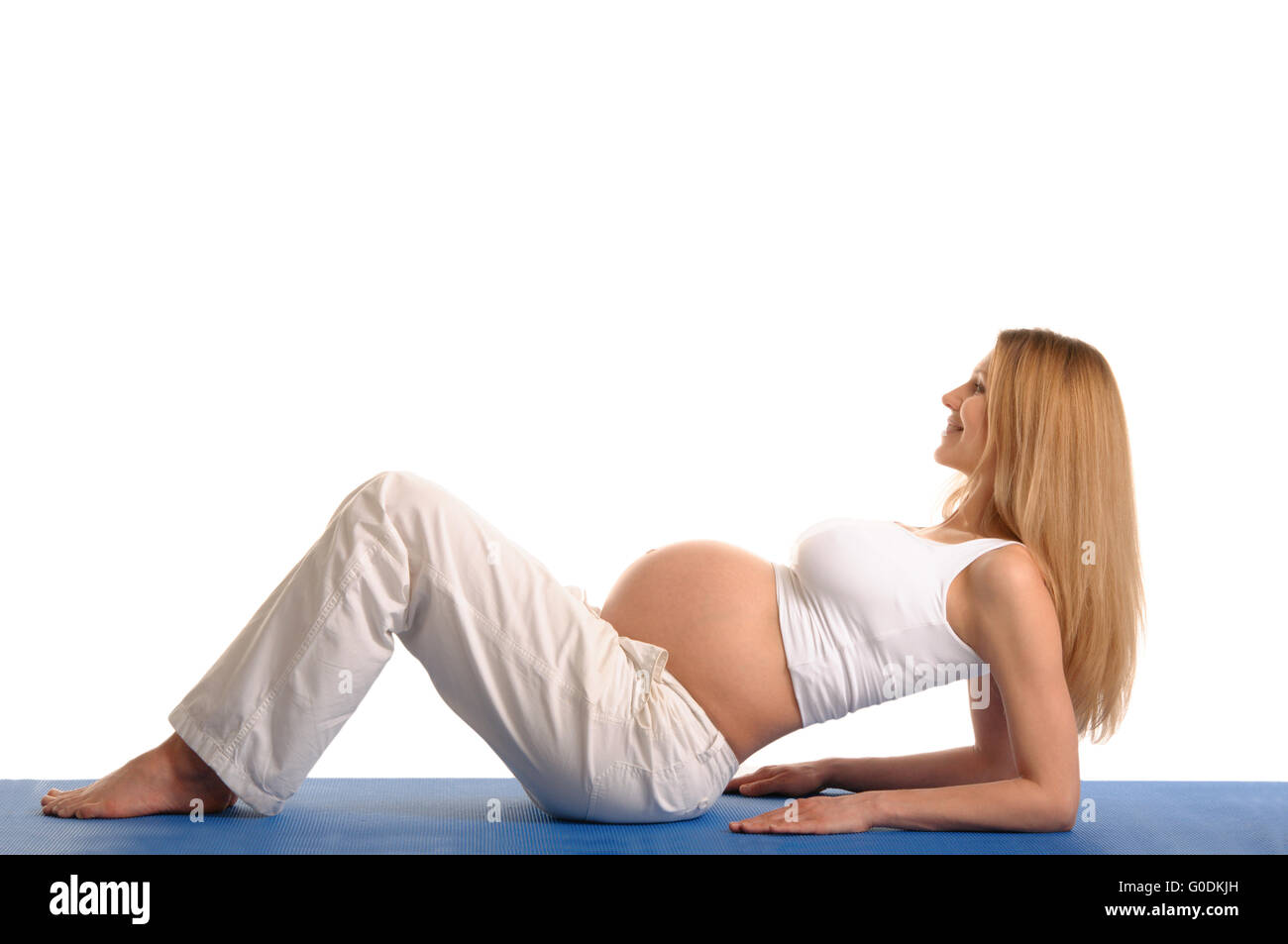 Donna incinta sdraiato e la pratica dello yoga Foto Stock