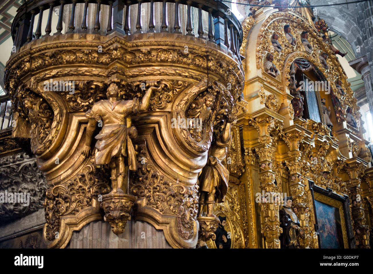 Città del Messico --costruito in stadi da 1573 al 1813, la Città del Messico Cattedrale Metropolitana è la più grande cattedrale cattolica romana nelle Americhe. Si trova nel cuore del quartiere storico di Città del Messico lungo un lato dello Zocalo. Foto Stock