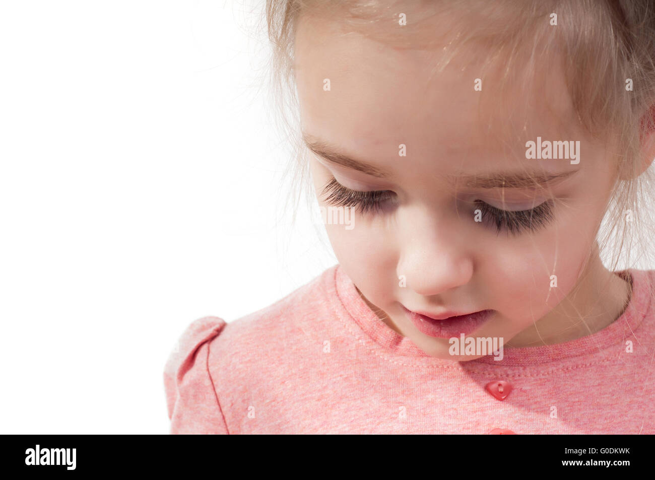 Closeup shot della bambina con le ciglia lunghe Foto Stock