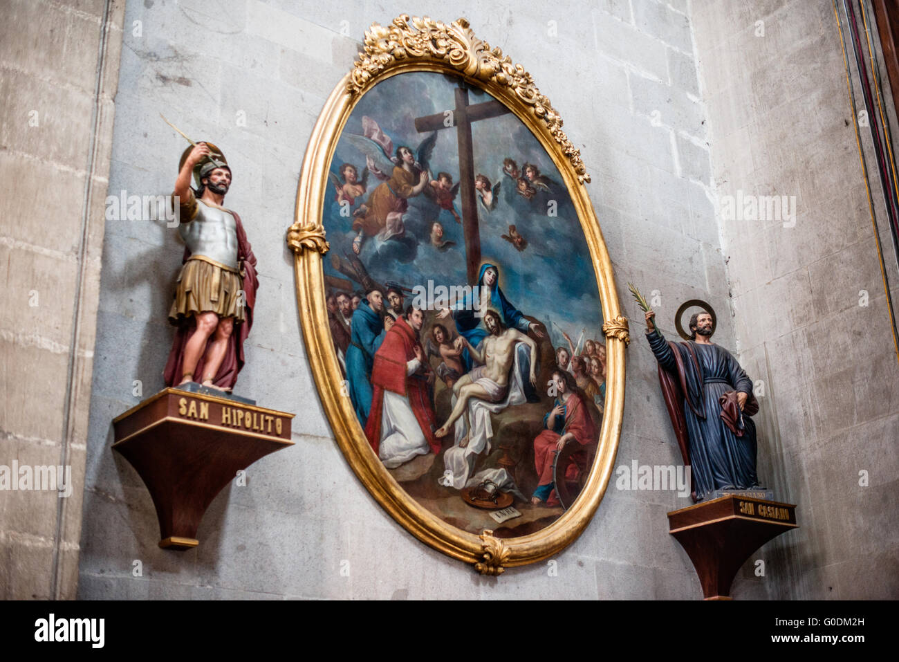 Cattedrale metropolitana di città del Messico Arte religiosa città del Messico // CITTÀ DEL MESSICO, Messico — Un dipinto raffigurante la crocifissione è esposto all'interno della Cattedrale metropolitana di città del Messico, la più grande cattedrale delle Americhe. La Cattedrale metropolitana dell'assunzione della Beata Vergine Maria in cielo funge da sede dell'Arcidiocesi primate del Messico e ospita una vasta collezione di arte religiosa coloniale che si estende per quattro secoli. Costruita in fasi dal 1573 al 1813, la cattedrale incorpora elementi architettonici gotici, rinascimentali, barocchi e neoclassici. La struttura Foto Stock