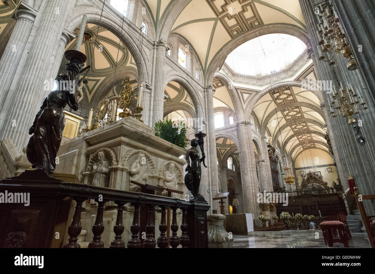 Cattedrale metropolitana nave Interior città del Messico // CITTÀ DEL MESSICO, Messico — la navata della Cattedrale metropolitana dell'assunzione della Beata Vergine Maria in cielo mostra la sintesi architettonica di 240 anni di costruzione dal 1573 al 1813. La cattedrale è la più grande cattedrale cattolica romana delle Americhe, con cinque navate supportate da 40 colonne e coperte da 51 volte che dimostrano l'evoluzione dalle origini gotiche e rinascimentali al completamento barocco e neoclassico. Costruito sul sito dell'Azteco Templo Mayor utilizzando pietre del templi indigeni distrutti Foto Stock