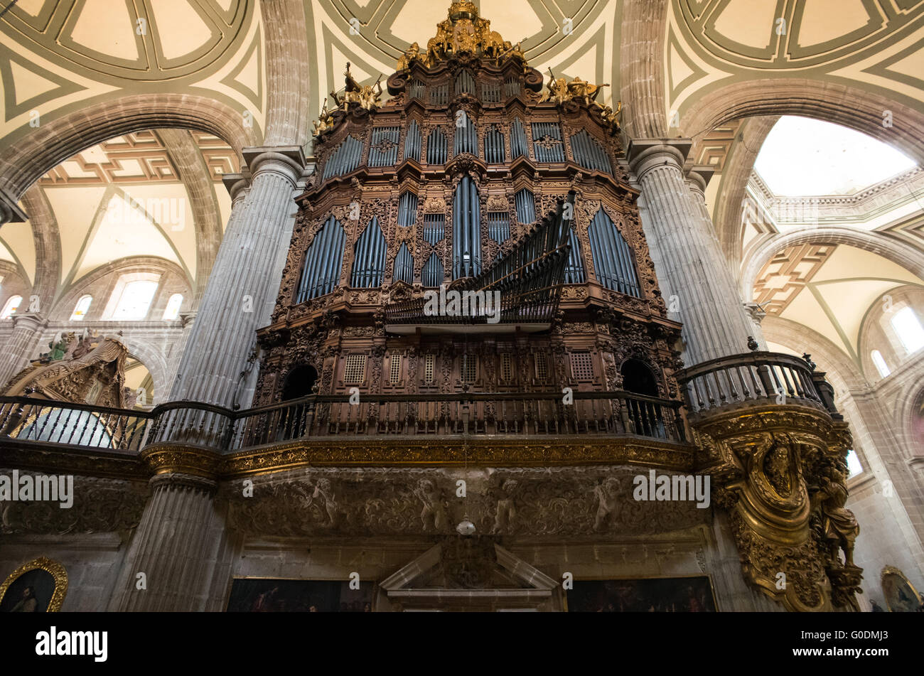 Città del Messico - uno dei due organi a canne nella Cattedrale Metropolitana. La cattedrale ospita due delle più grandi del XVIII secolo gli organi della tubazione nelle Americhe. Costruito in varie fasi dal 1573 al 1813, la Città del Messico Cattedrale Metropolitana è la più grande cattedrale cattolica romana nelle Americhe. Si trova nel cuore del quartiere storico di Città del Messico lungo un lato dello Zocalo. Foto Stock