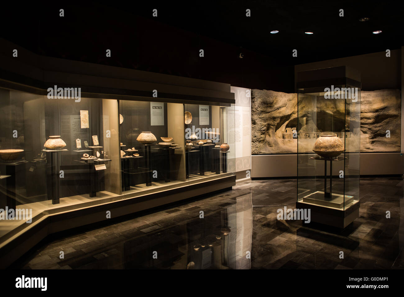 Museo nazionale di antropologia ceramica precolombiana città del Messico // CITTÀ DEL MESSICO, Messico - le navi precolombiane in terracotta sono esposte nel Museo nazionale di antropologia, che mostra manufatti ceramici provenienti dalle civiltà indigene del Messico. Il museo ospita una delle collezioni più complete al mondo di arte e manufatti precolombiani, che documentano il patrimonio culturale dei popoli mesoamericani, tra cui gli Aztechi, i Maya, gli Olmechi e altri gruppi indigeni. Questi pezzi di ceramica rappresentano le sofisticate tradizioni di ceramica che si sono sviluppate in tutto l'antico Messico nel corso di migliaia di anni Foto Stock