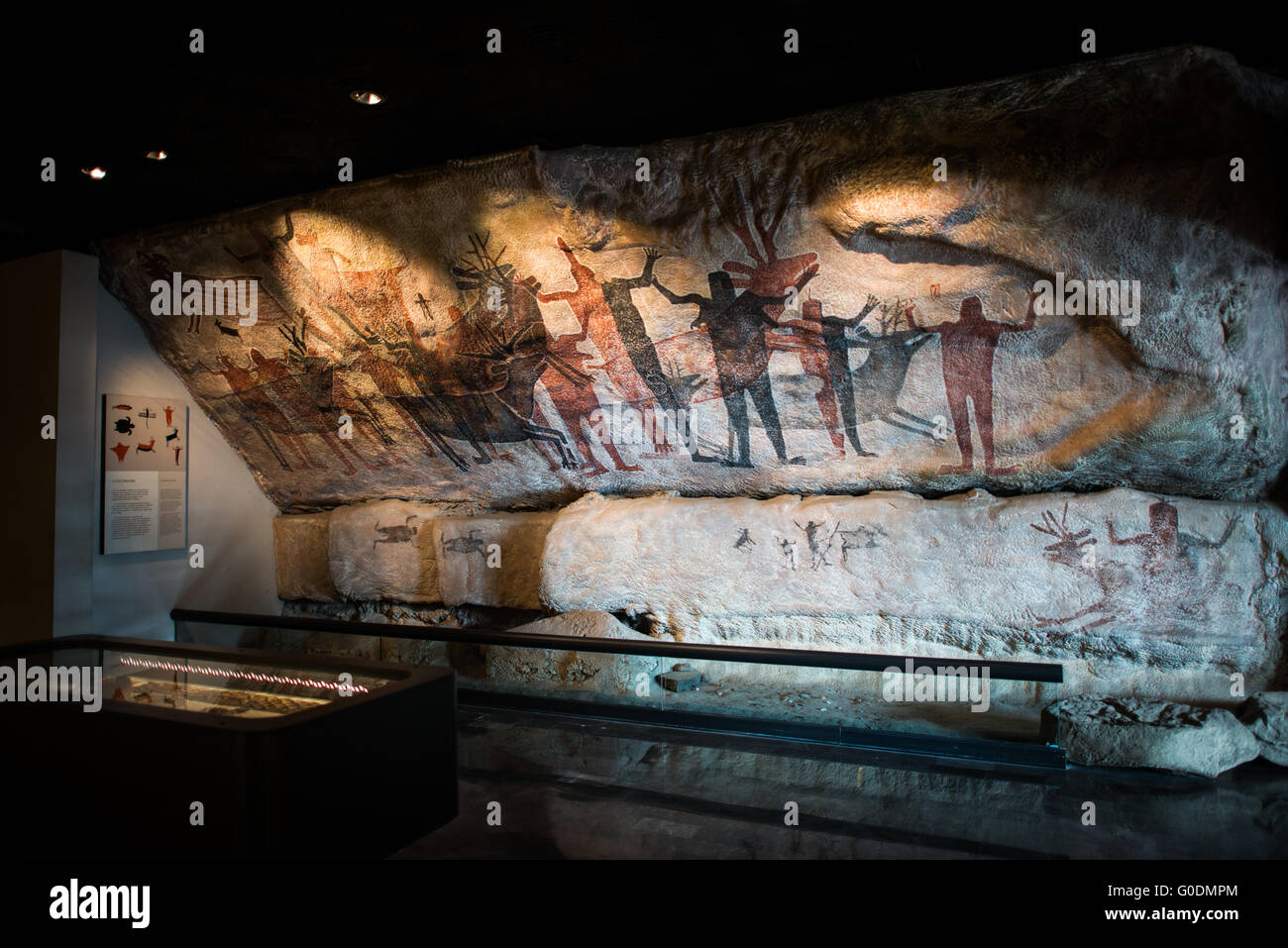 Riproduzione della grotta dipinta Museo Nazionale di Antropologia città del Messico // CITTÀ DEL MESSICO, Messico — Una riproduzione della grotta dipinta di San Francisco Sierra presso il Museo Nazionale di Antropologia (Museo Nacional de Antropología) mette in mostra l'arte grotta messicana preistorica. Il sito originale nel nord del Messico presenta dipinti in rosso, nero, bianco e giallo raffiguranti animali e figure femminili associate ai rituali di fertilità. Questa mostra ricrea uno dei centri cerimoniali preistorici più significativi del Messico. Il Museo Nazionale di Antropologia, fondato nel 1964, ospita il più importante museo messicano Foto Stock