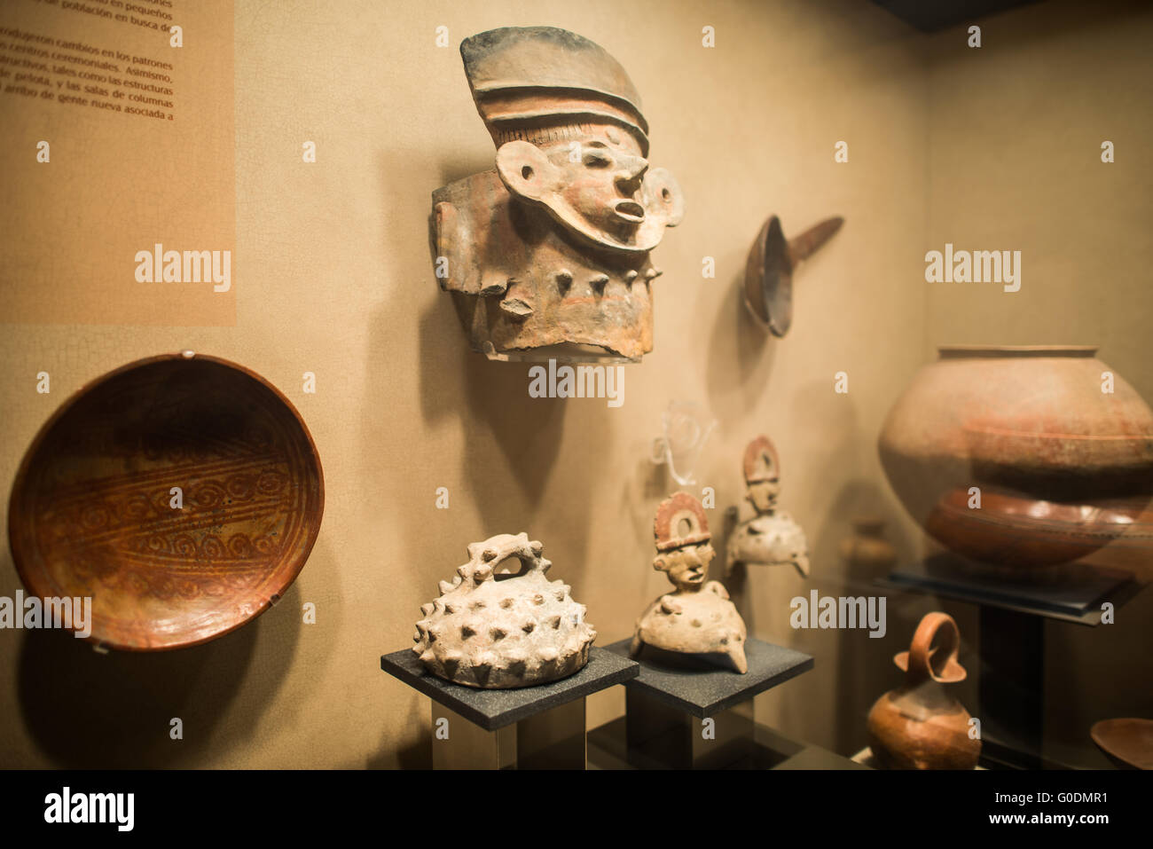 CITTÀ DEL MESSICO, Messico: La mostra di ceramiche al Museo Nazionale di Antropologia (Museo Nacional de Antropología) espone vasi e manufatti in ceramica precolombiani. Questa collezione mostra le sofisticate tecniche di ceramica e le tradizioni artistiche delle antiche civiltà messicane. La mostra presenta vasi che servivano sia per scopi utilitari che cerimoniali. Foto Stock