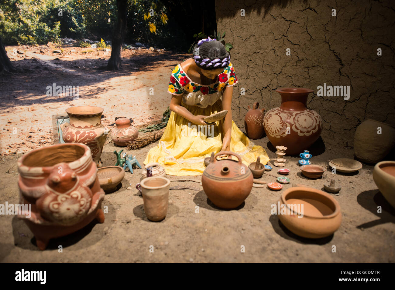 CITTÀ DEL MESSICO, Messico — una mostra al Museo Nazionale di Antropologia (Museo Nacional de Antropología) ricrea una tradizionale scena di produzione di ceramiche messicane con prodotti di mercato. Il display mostra i metodi storici di produzione della ceramica e le pratiche di mercato tradizionali. Questo diorama conserva il patrimonio culturale della ceramica messicana e le tradizioni del mercato. Foto Stock