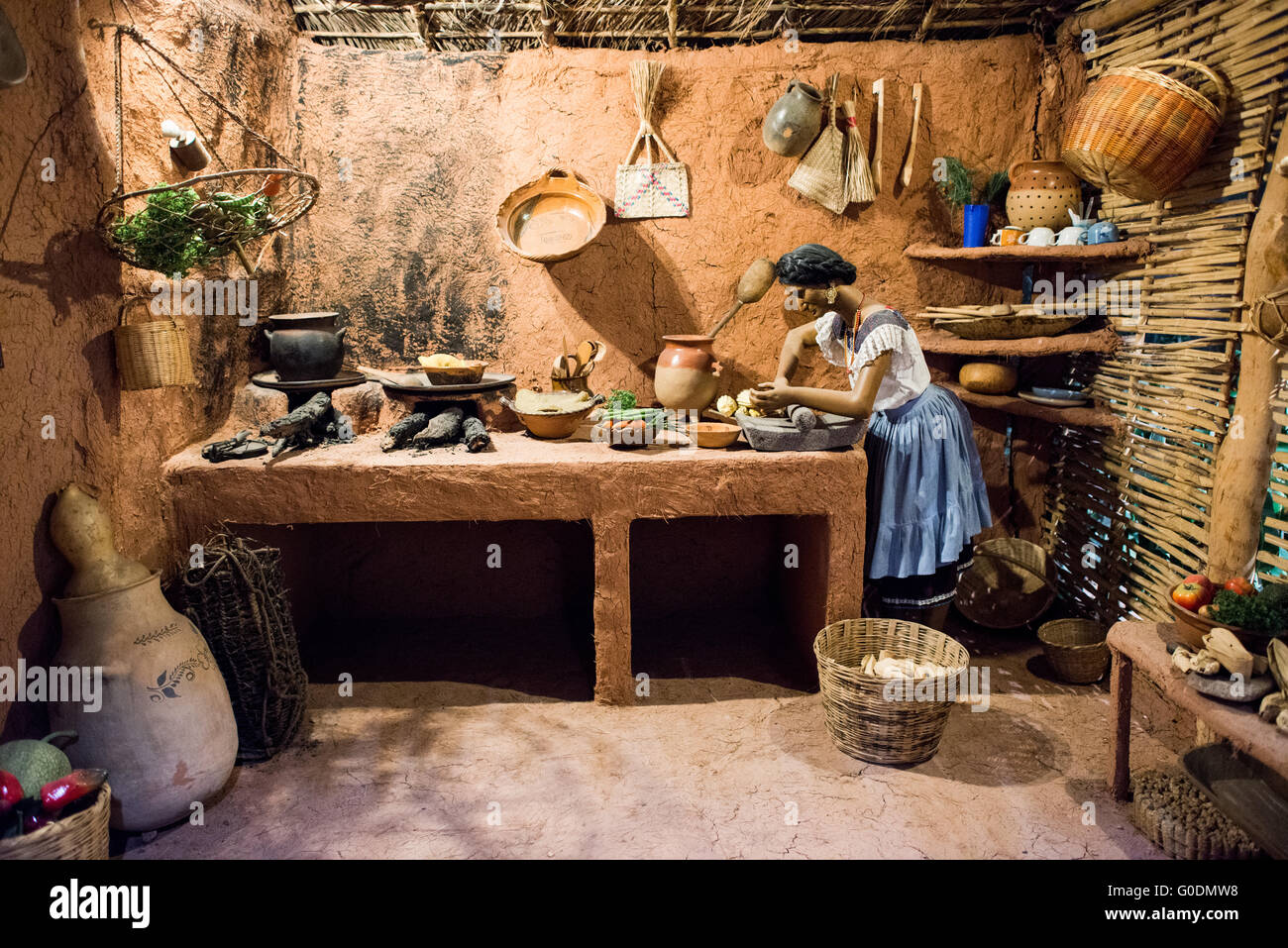 CITTÀ DEL MESSICO, Messico — Un diorama al Museo Nazionale di Antropologia (Museo Nacional de Antropología) ricrea una scena di cucina tradizionale dello stato di Guerrero. La mostra raffigura una donna che prepara il cibo utilizzando metodi e attrezzi di cucina tradizionali. Questo spettacolo illustra la vita domestica e le tradizioni culinarie della cultura indigena di Guerrero. Foto Stock