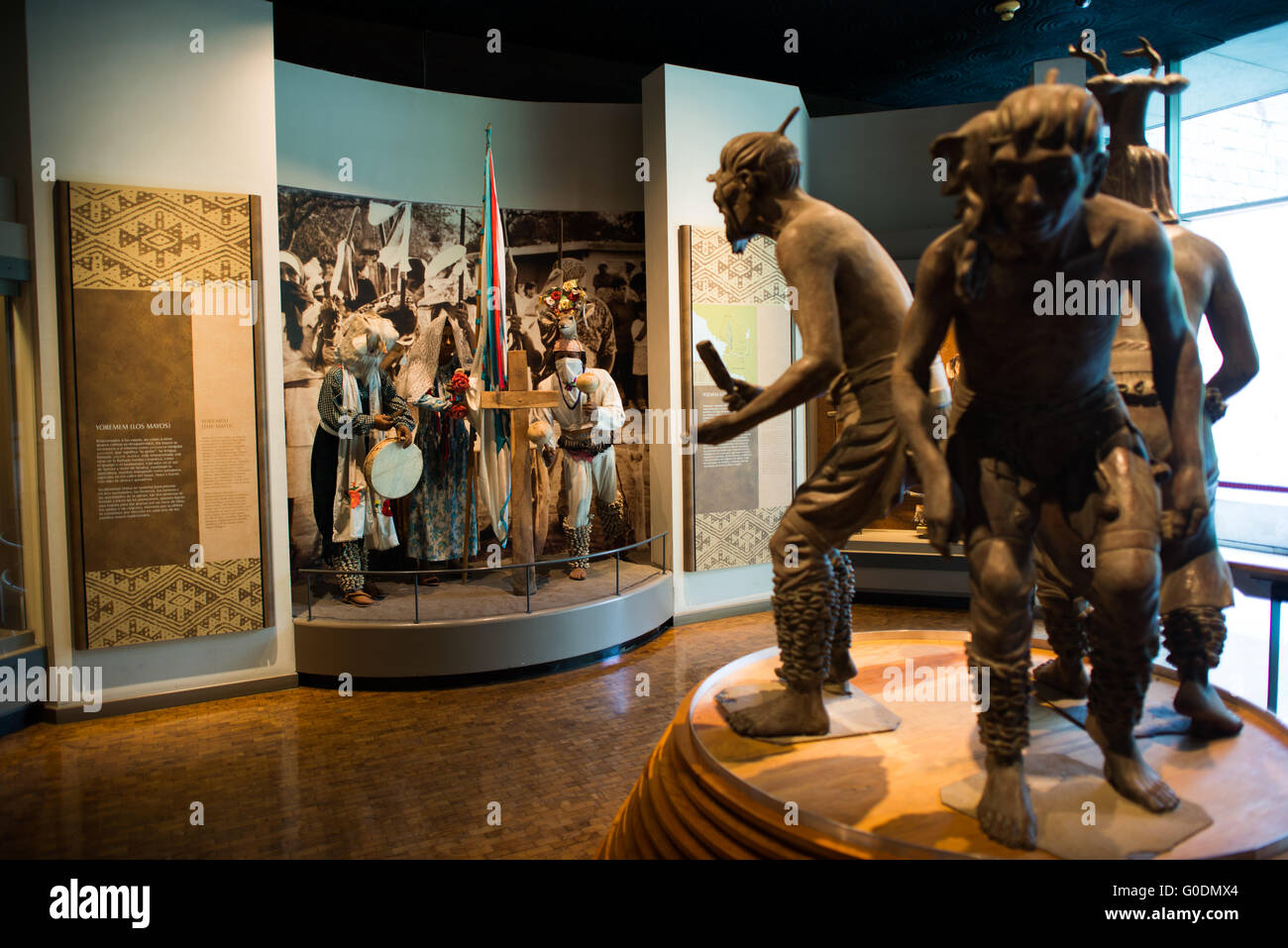 Città del Messico -- Il Museo Nazionale di Antropologia di vetrine importanti reperti archeologici e manufatti antropologica dal Messico della pre-Colombiano patrimonio, compresa la sua Azteca e indiginous culture. Foto Stock