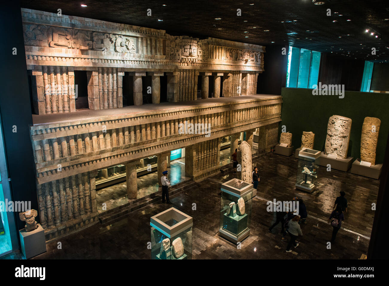 Sala Maya Museo Nacional de Antropologia Mexico City Interno | CITTÀ DEL MESSICO, Messico — La Sala Maya del Museo Nacional de Antropología espone una riproduzione in scala reale della facciata scolpita del Palazzo di Palenque, che si innalza su due piani sopra un pavimento di stele Maya e pannelli di rilievo. La sala Maya ricostruisce anche la cripta funeraria che l’archeologo Alberto Ruz Lhuillier ha scoperto nel 1952 sotto il Tempio delle Iscrizioni di Palenque — la tomba reale di Pakal rimane chiusa ai visitatori, rendendo questo uno dei pochi luoghi in cui la cripta può essere vissuta. Foto Stock