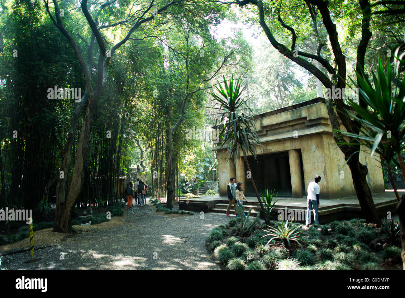 CITTÀ DEL MESSICO, Messico — Una ricostruzione di un edificio Maya si trova nell'area espositiva all'aperto del Museo Nazionale di Antropologia (Museo Nacional de Antropología). Questa replica architettonica dimostra le tipiche tecniche di costruzione Maya e gli elementi di design. La struttura fornisce ai visitatori una comprensione tridimensionale delle tradizioni architettoniche precolombiane. Foto Stock