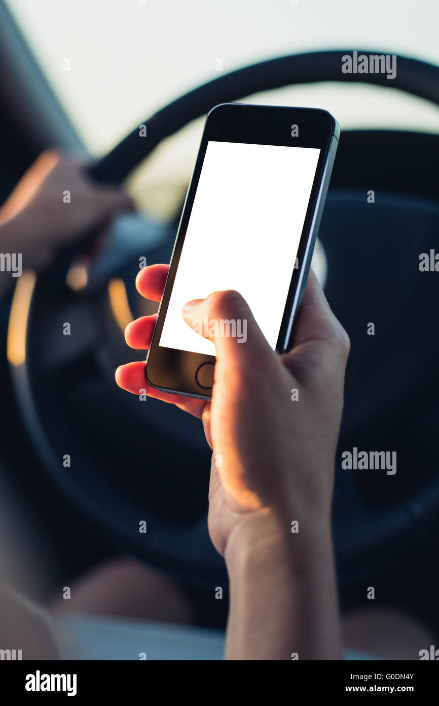 Donna che utilizza il telefono in auto Foto Stock