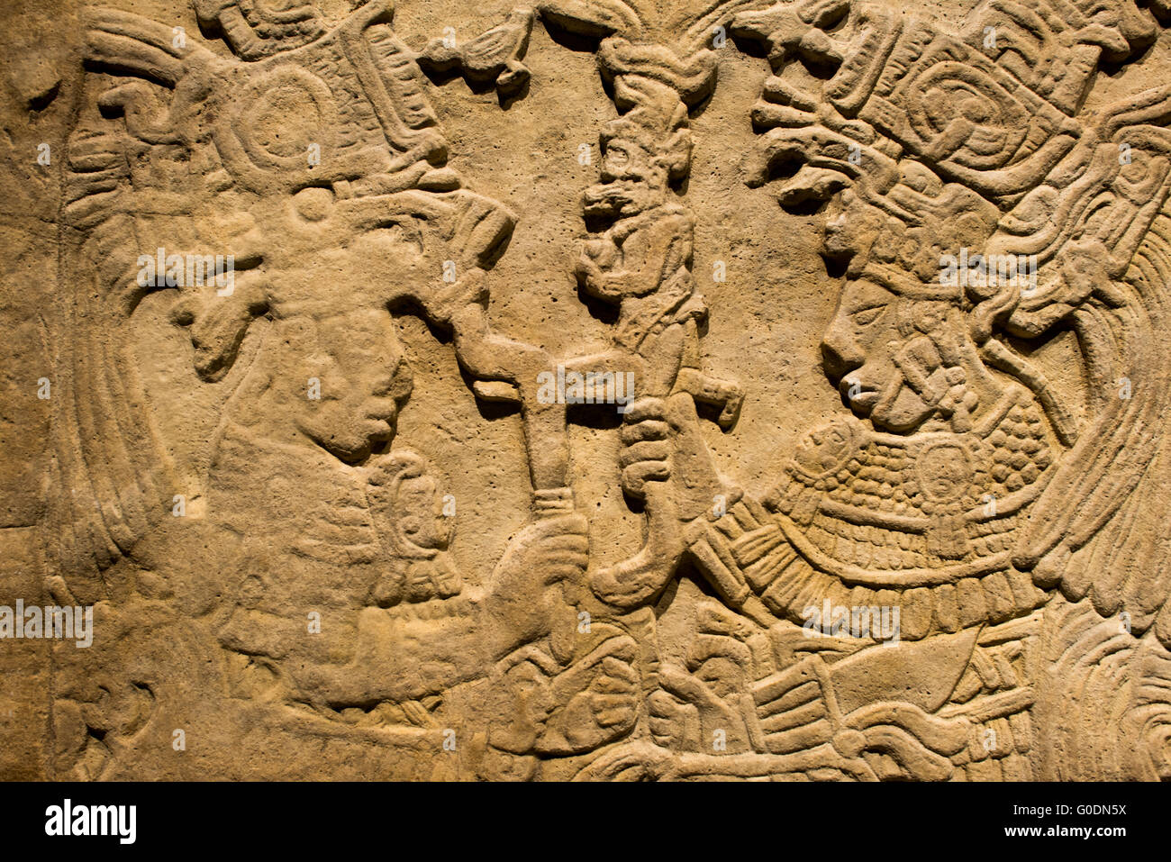 CITTÀ DEL MESSICO, Messico - le sculture in pietra Maya del Chiapas, risalenti a circa il 600-800 d.C., dimostrano i sofisticati successi artistici della civiltà Maya del periodo classico. Queste sculture architettoniche mostrano l'intricata maestria artigianale e la complessità simbolica tipica delle tradizioni artistiche Maya. Le incisioni rappresentano una significativa testimonianza archeologica dello sviluppo culturale e artistico Maya nella regione del Chiapas. Foto Stock