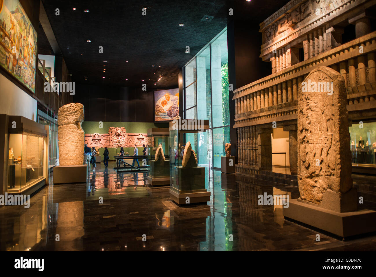 Città del Messico -- Il Museo Nazionale di Antropologia di vetrine importanti reperti archeologici e manufatti antropologica dal Messico della pre-Colombiano patrimonio, compresa la sua Azteca e indiginous culture. Foto Stock