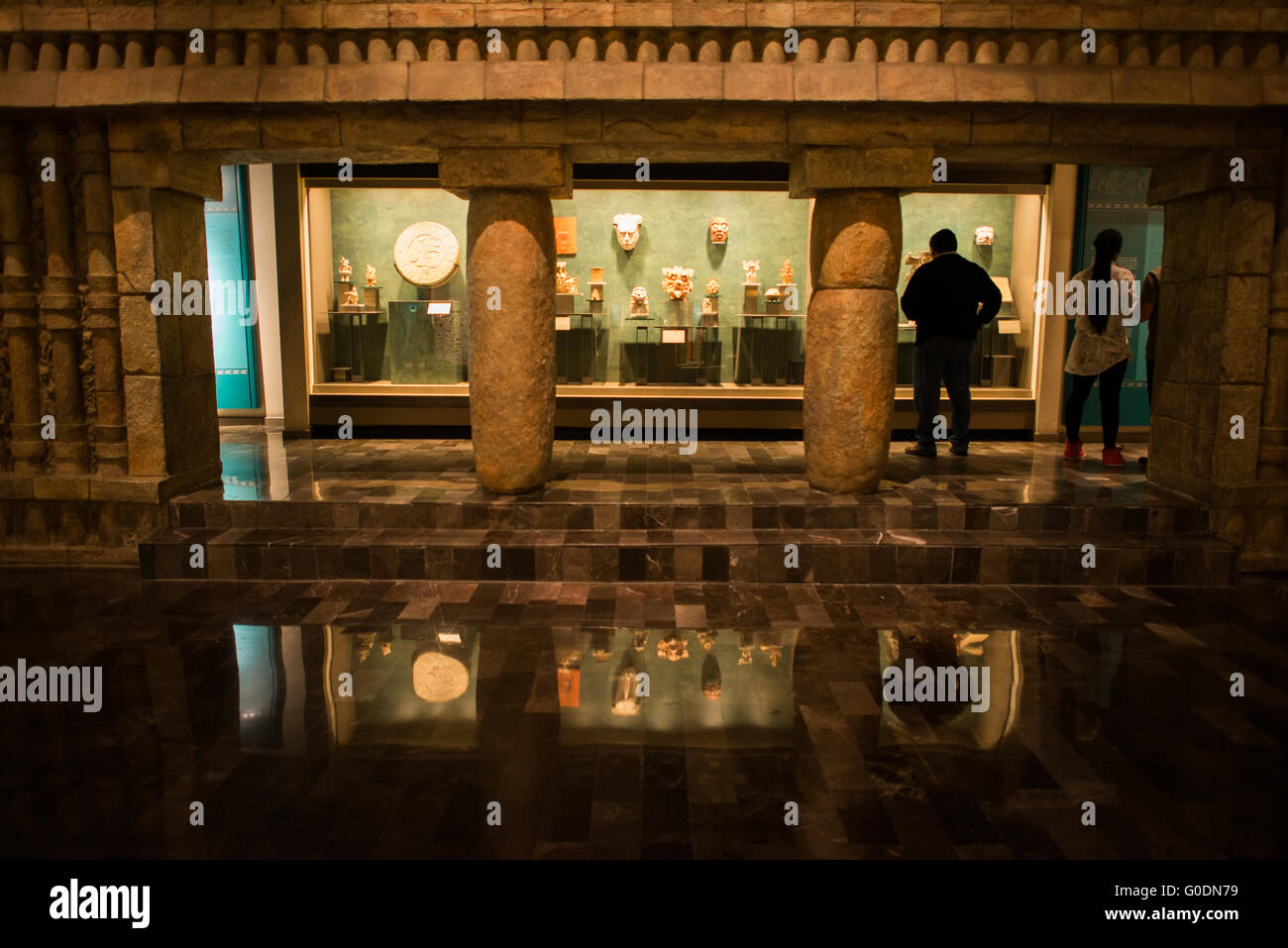Città del Messico -- Il Museo Nazionale di Antropologia di vetrine importanti reperti archeologici e manufatti antropologica dal Messico della pre-Colombiano patrimonio, compresa la sua Azteca e indiginous culture. Foto Stock