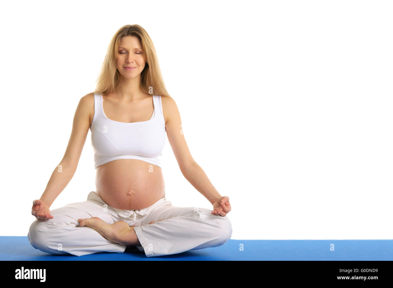 Donna incinta con ​​eyes chiusa la pratica dello yoga Foto Stock