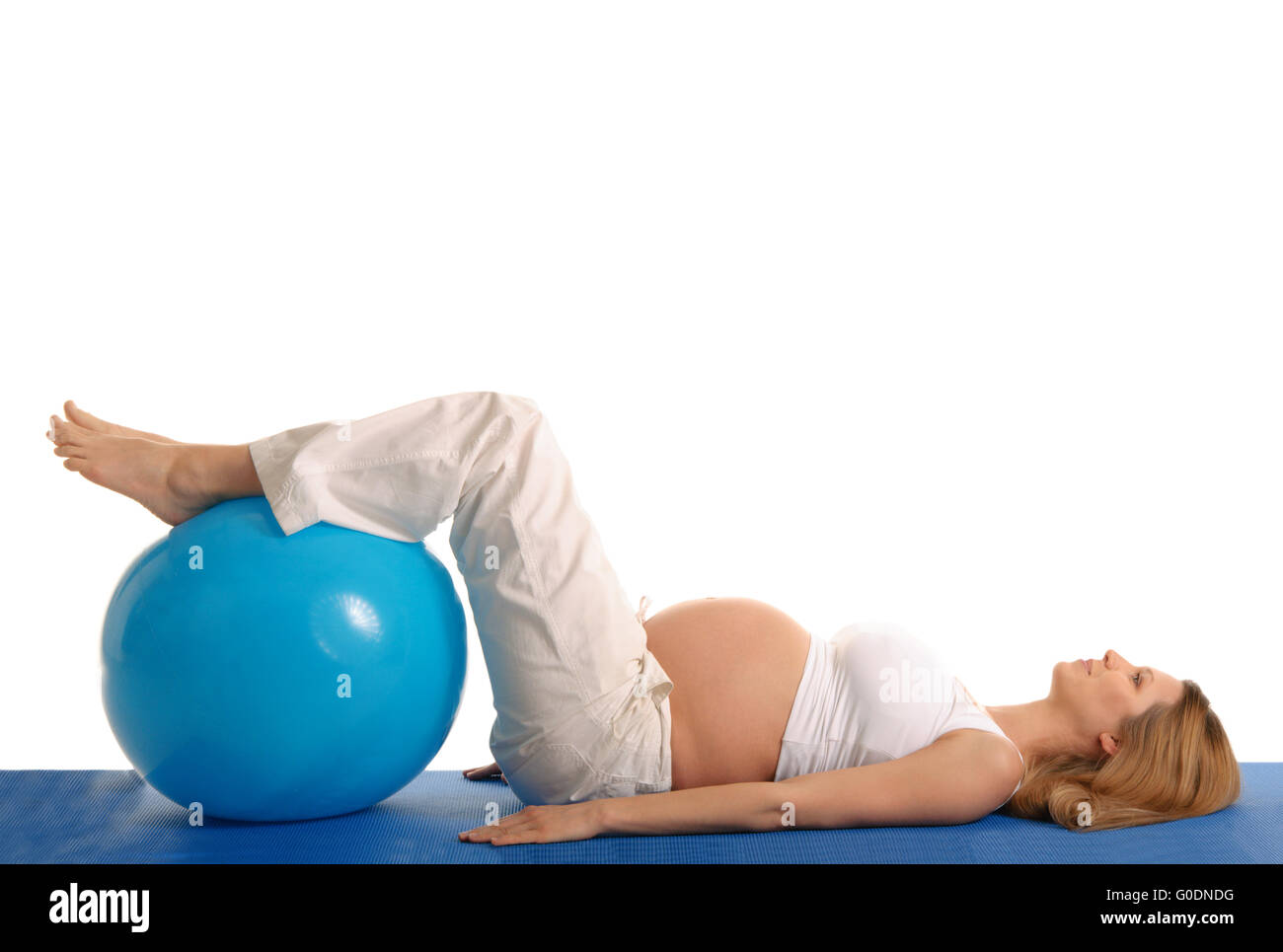 Donna incinta la pratica dello yoga con sfera blu Foto Stock