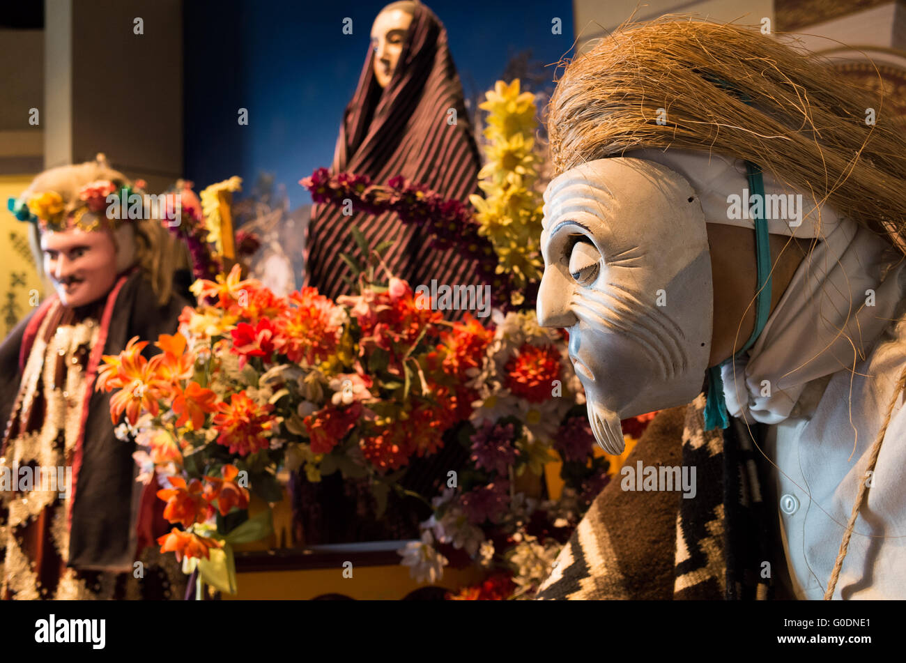 Museo nazionale di antropologia Aztec Mask display città del Messico // CITTÀ DEL MESSICO, Messico - il Museo nazionale di antropologia espone significativi reperti archeologici e antropologici del patrimonio precolombiano del Messico, comprese le sue culture azteche e indigene. Il museo ospita una delle collezioni più complete al mondo di manufatti mesoamericani, che coprono migliaia di anni di sviluppo culturale. Fondata nel 1964, l'istituzione è il principale deposito di tesori archeologici e materiali etnografici del Messico. Le collezioni del museo includono la monumentale scu Foto Stock