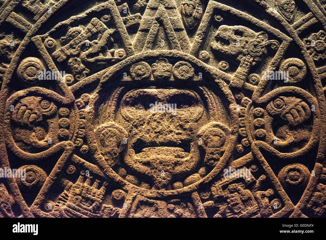 CITTÀ DEL MESSICO, Messico — la pietra del Sole, un massiccio disco cerimoniale azteco risalente alla fine del XV o all'inizio del XVI secolo, misura quasi 12 piedi di larghezza e pesa 24 tonnellate. Originariamente erroneamente identificata come il Calendario Azteco quando fu scoperta nel 1790, questa pietra monumentale è stata identificata come temalacatl, o altare sacrificale gladiatorio. Nonostante uno stato incompiuto a causa di una crepa che si estendeva dal bordo al centro, la pietra fu utilizzata per i combattimenti dei guerrieri durante le cerimonie tlacaxipehualiztli. Foto Stock