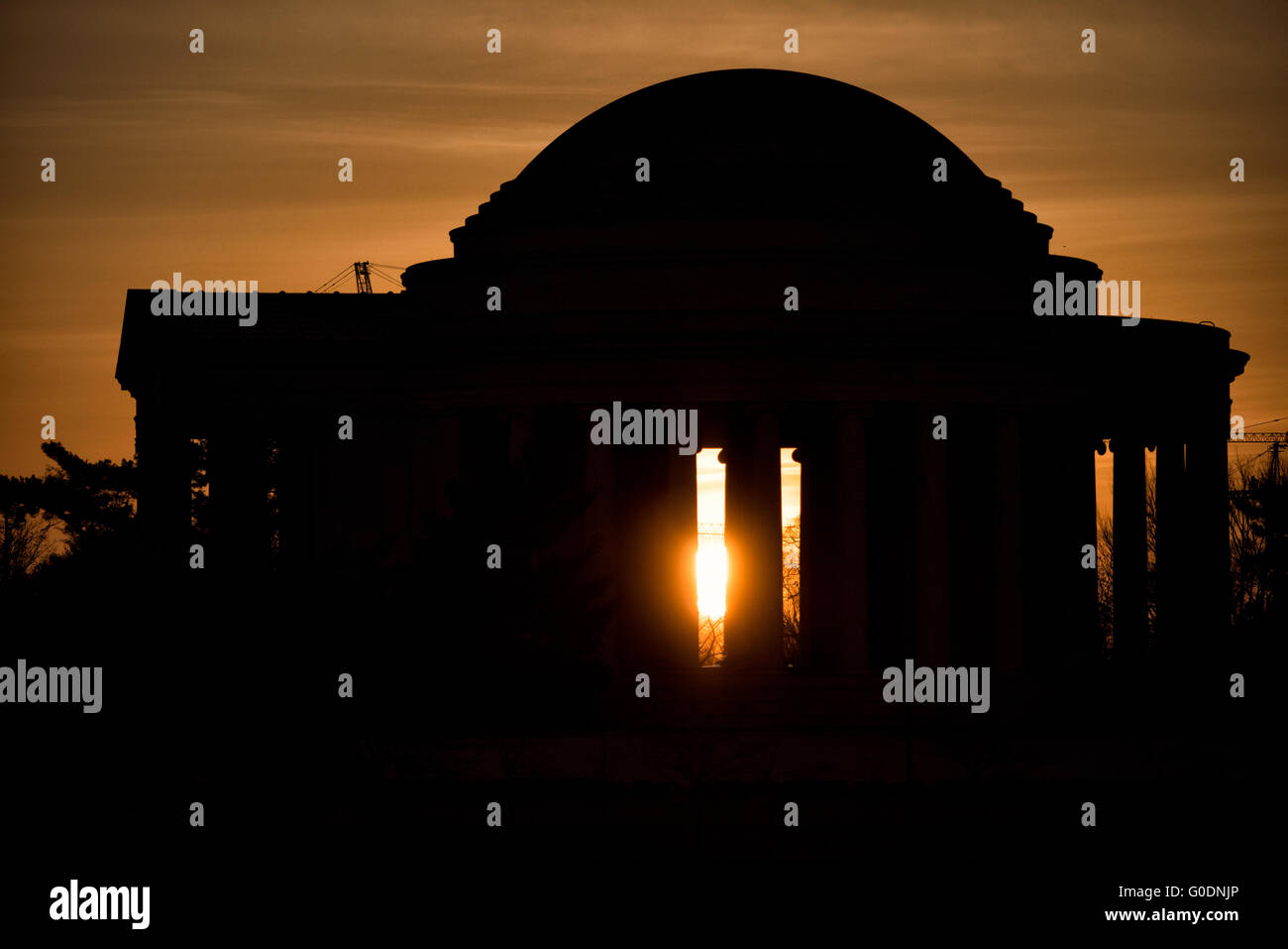 WASHINGTON DC, Stati Uniti — il Jefferson Memorial si trova sulla sponda meridionale del bacino del Tidal a Washington DC, vicino al National Mall, ed è dedicato alla fondazione di Padre Thomas Jefferson (1743-1826). Inaugurato nel 1943 e progettato dall'architetto John Russell Pope, il Jefferson Memorial si trova su un'isola sulla sponda meridionale del bacino del Tidal, accanto al Potomac e al suo canale di Washington. Foto Stock