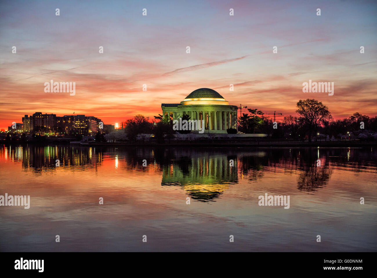 Jefferson Memorial at Sunrise Washington DC // WASHINGTON DC — le nuvole del mattino presto si radunano drammaticamente nel cielo poco prima dell'alba al Jefferson Memorial di Washington DC. Il monumento neoclassico, dedicato a Thomas Jefferson, il terzo presidente degli Stati Uniti e autore principale della dichiarazione di indipendenza, si staglia sagomato contro il cielo pre-alba. Completato nel 1943, il memoriale è situato sul bacino delle Tidal tra i famosi ciliegi della capitale. La struttura a cupola, progettata dall'architetto John Russell Pope Foto Stock