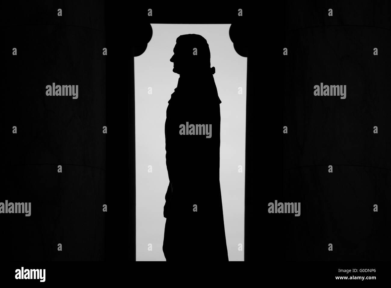 Jefferson Memorial Thomas Jefferson Statue Washington D.C. // WASHINGTON, D.C., Stati Uniti — la statua di bronzo di 19 piedi di Thomas Jefferson si trova prominentemente all'interno della rotonda del Jefferson Memorial a Washington, D.C. scolpita da Rudulph Evans, questa imponente figura del terzo presidente degli Stati Uniti è circondata da estratti della dichiarazione di indipendenza e da altri scritti di Jefferson. Foto Stock