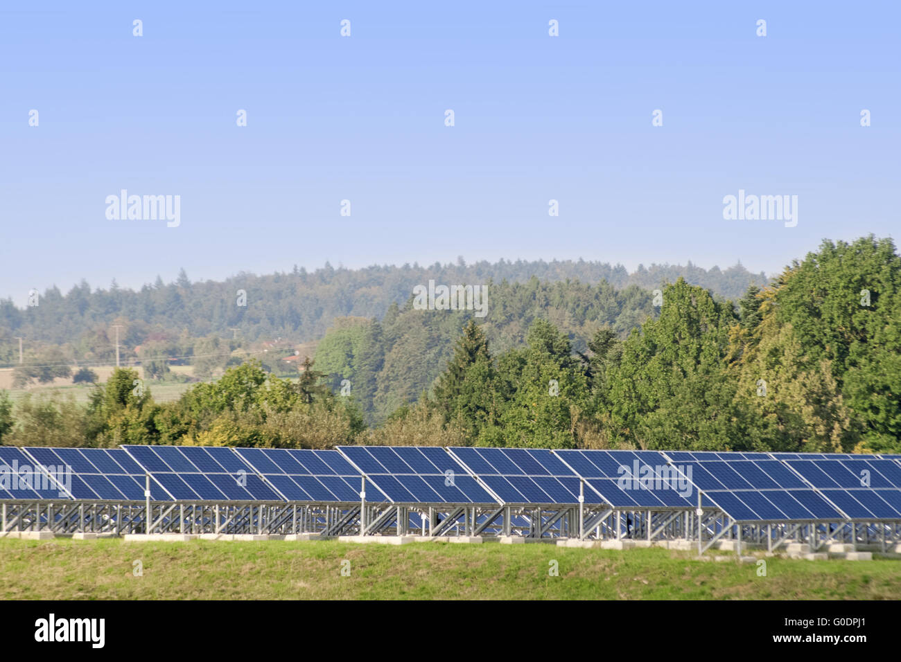 Le celle solari di un impianto fotovoltaico per generare e Foto Stock