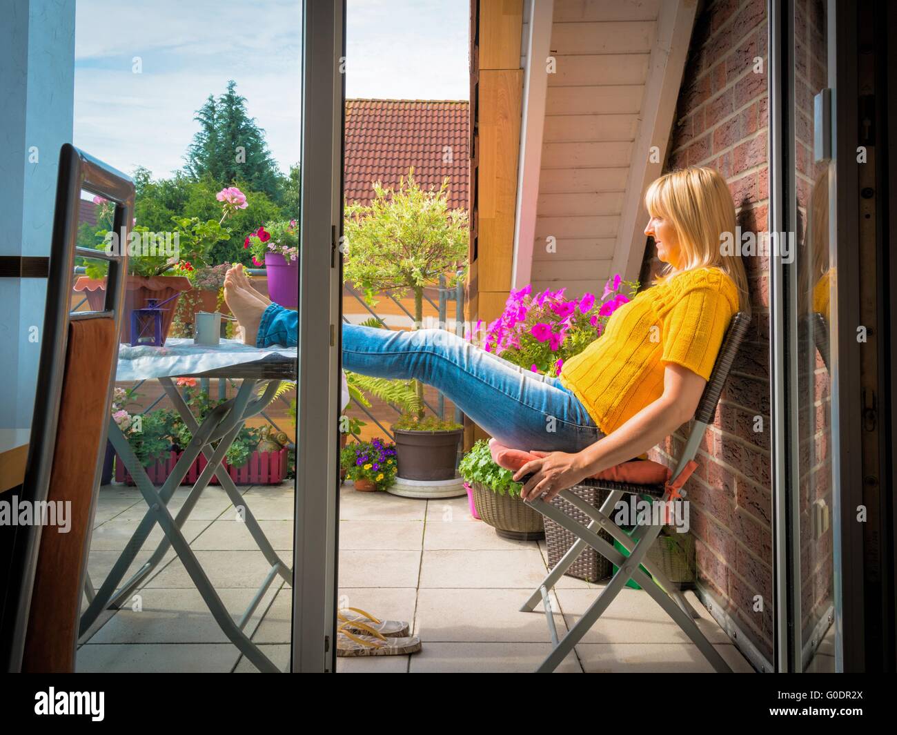 Rilassatevi sul balcone Foto Stock