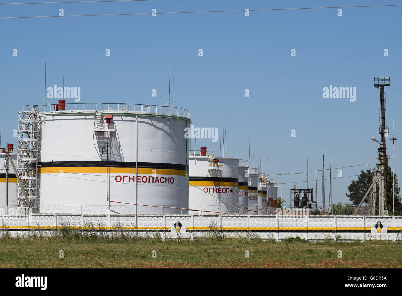 Il serbatoio in acciaio verticale. Capacità di stoccaggio di prodotti petroliferi Foto Stock