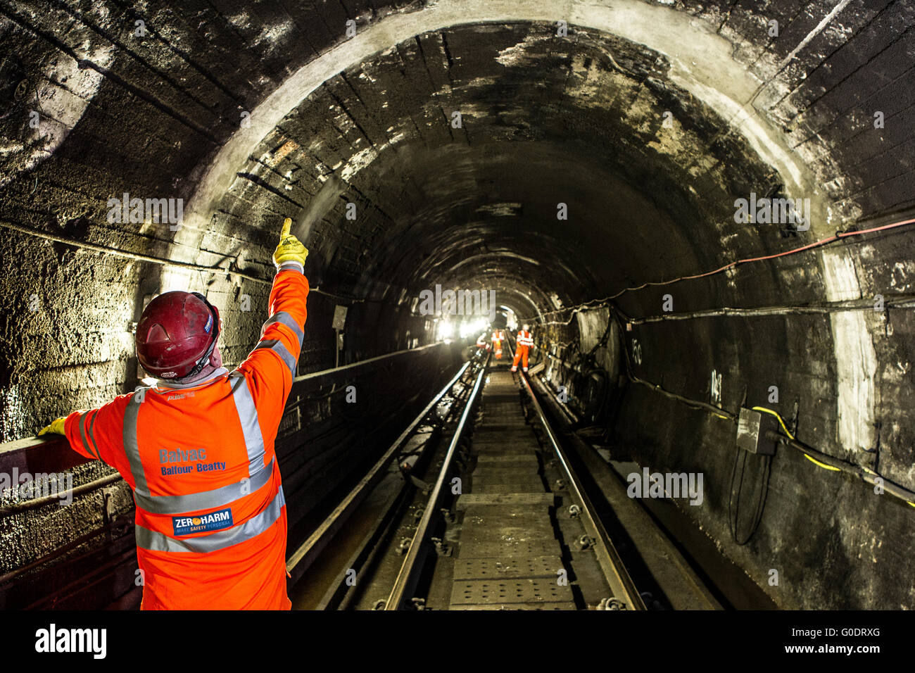 La manutenzione dei lavoratori sulla metropolitana di Glasgow Foto Stock