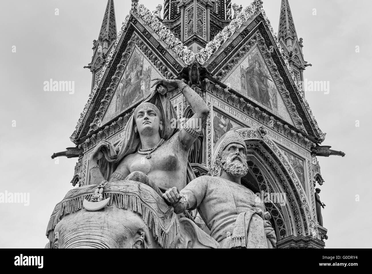 Royal Albert Memorial monumento statua imperiale coloniale India commissionato dalla regina Vittoria in Hyde Park, Kensington London, Regno Unito Foto Stock