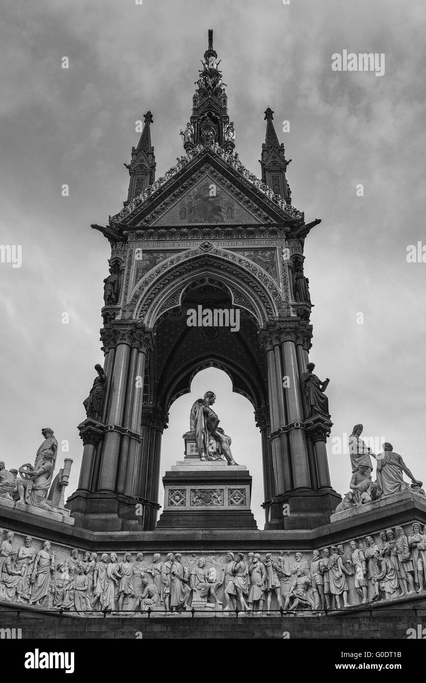 Royal Albert Memorial monumento statua oro commissionato dalla regina Vittoria in Hyde Park, Kensington London, Regno Unito Foto Stock